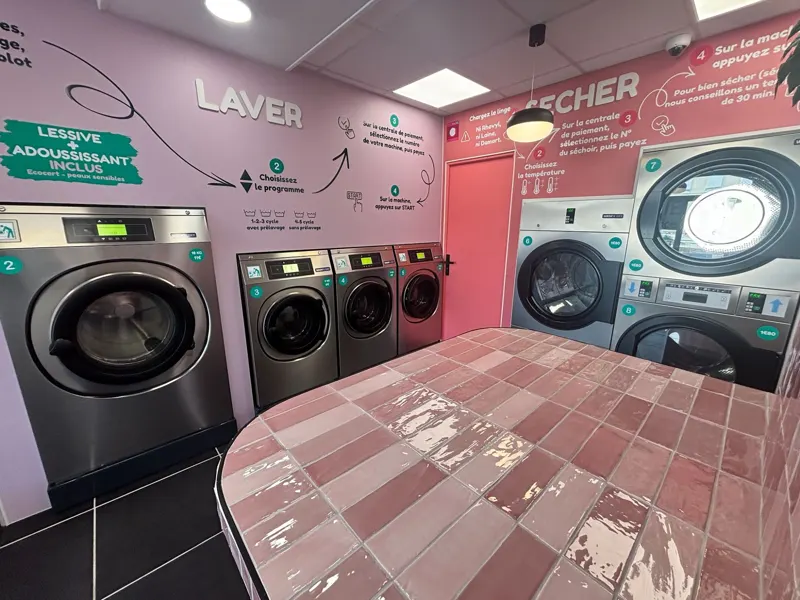 Salle rose de Laundry Station à Chantilly, laveuses et comptoir en zellige